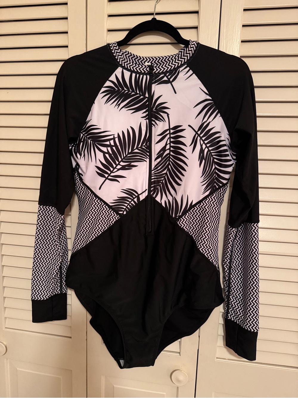 Black & White Long-Sleeve Leaf Print One-Piece Swimsuit